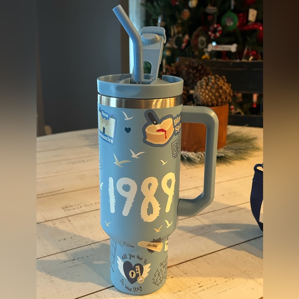 JUGGY-Taylor Swift 1989 stainless Steel Tumbler w/ orig. straw Limited Edition.